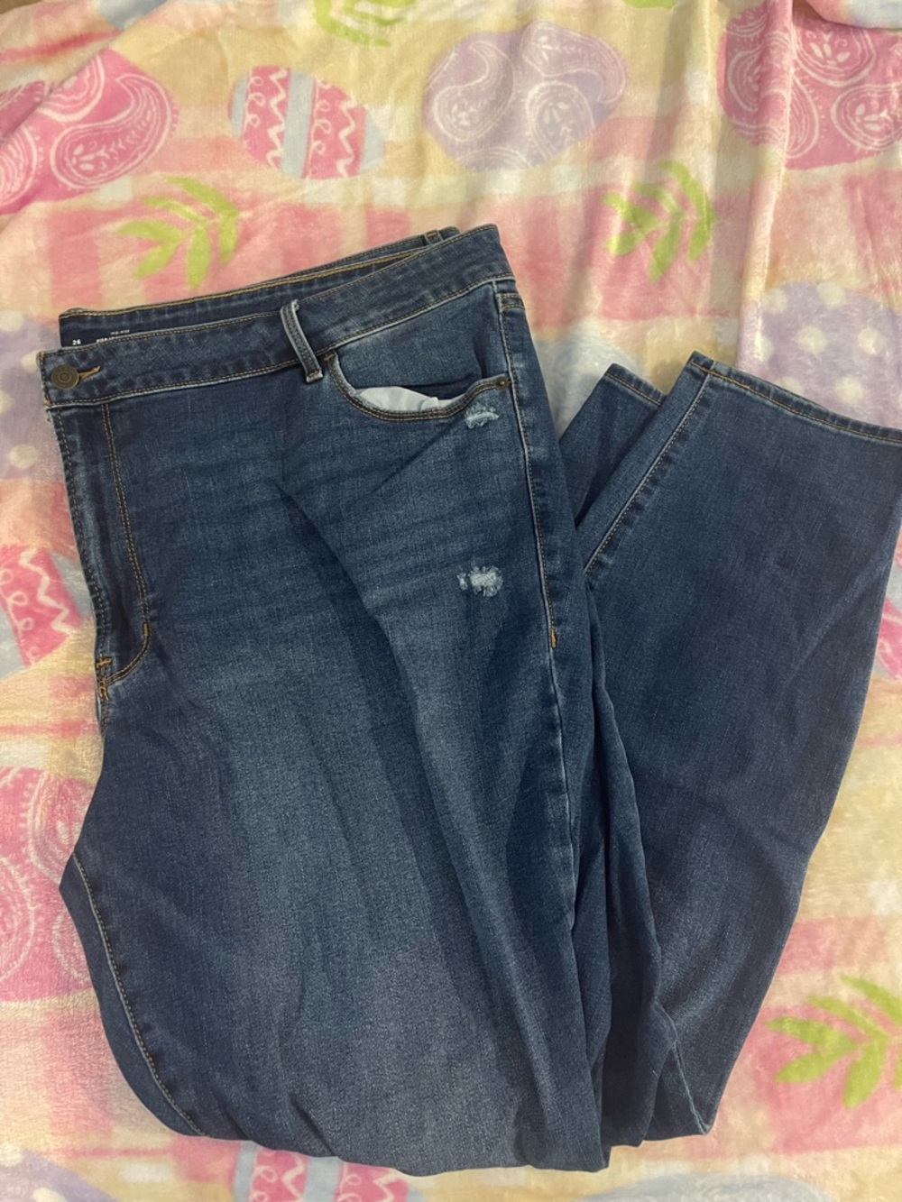 NWOT- Old Navy Distressed Dark Blue Women's Mid-Rise Pop Skinny jeans. Size 26